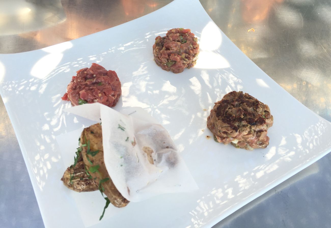 Trois tartares dressés sur une assiette carrée, accompagnés de croustillants